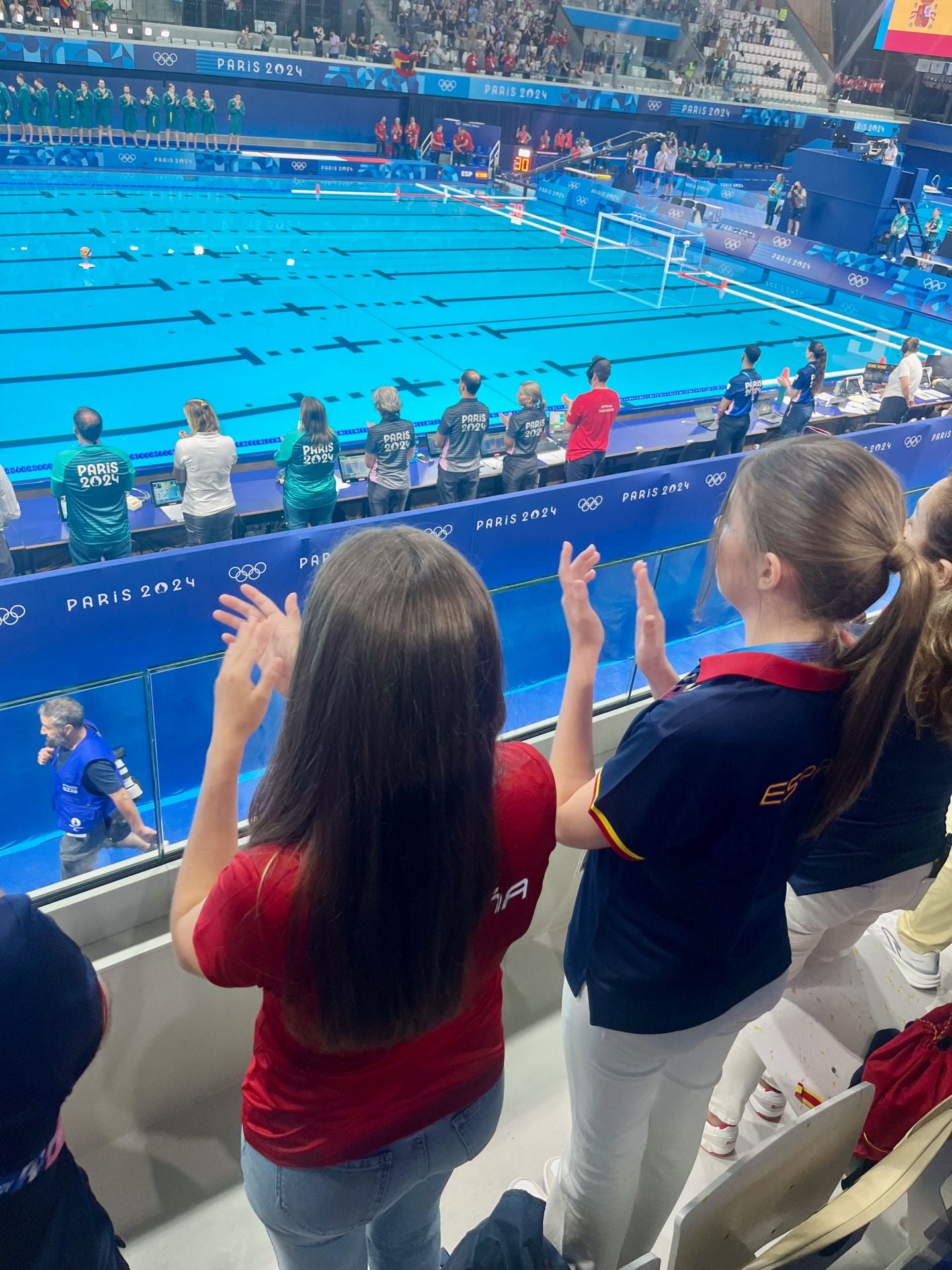 Leonor y Sofía vibran con la selección de waterpolo en su segundo día en los Juegos Olímpicos