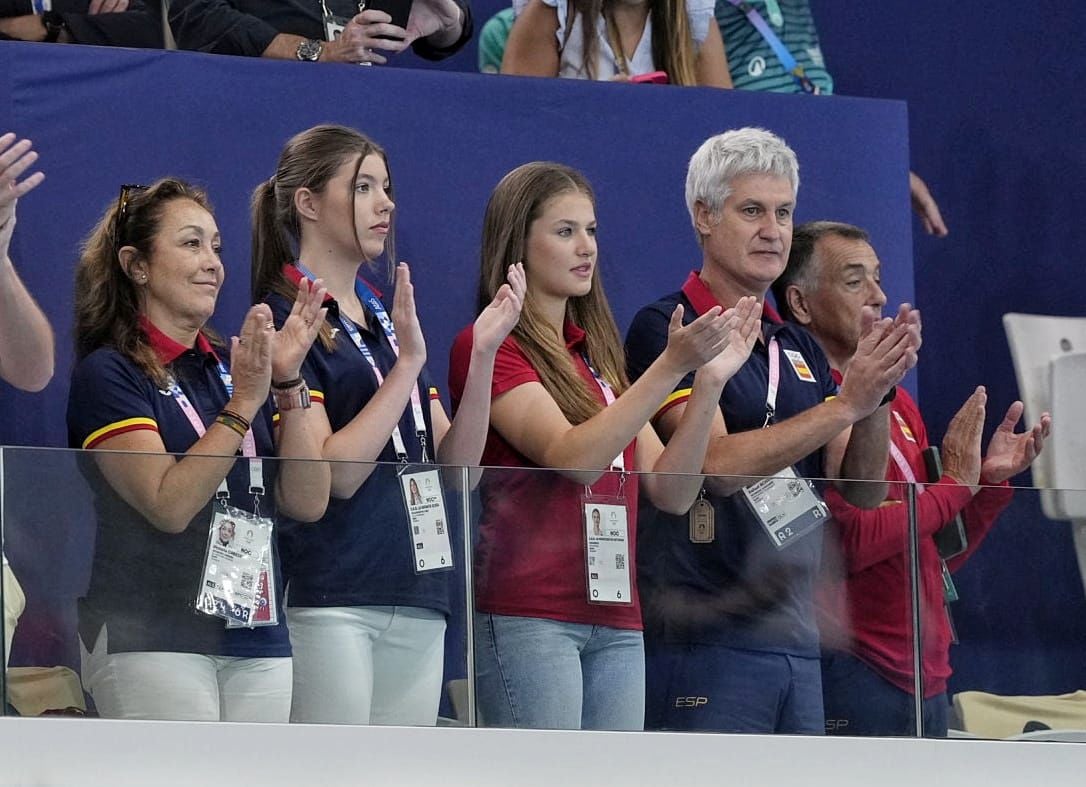 Leonor y Sofía vibran con la selección de waterpolo en su segundo día en los Juegos Olímpicos