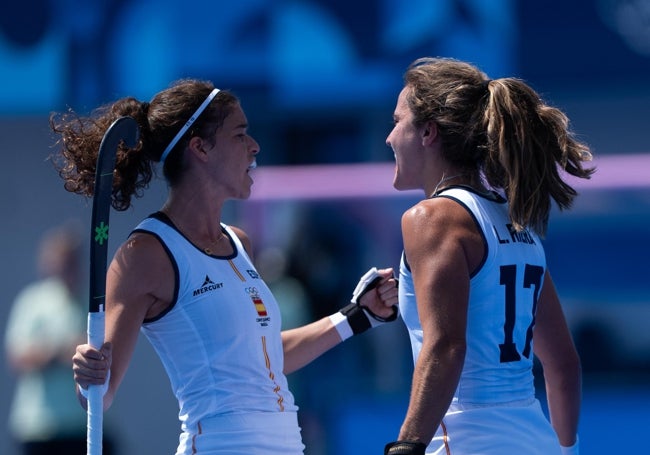 Lola Riera celebra junto a su compañera de equipo, el segundo gol de España