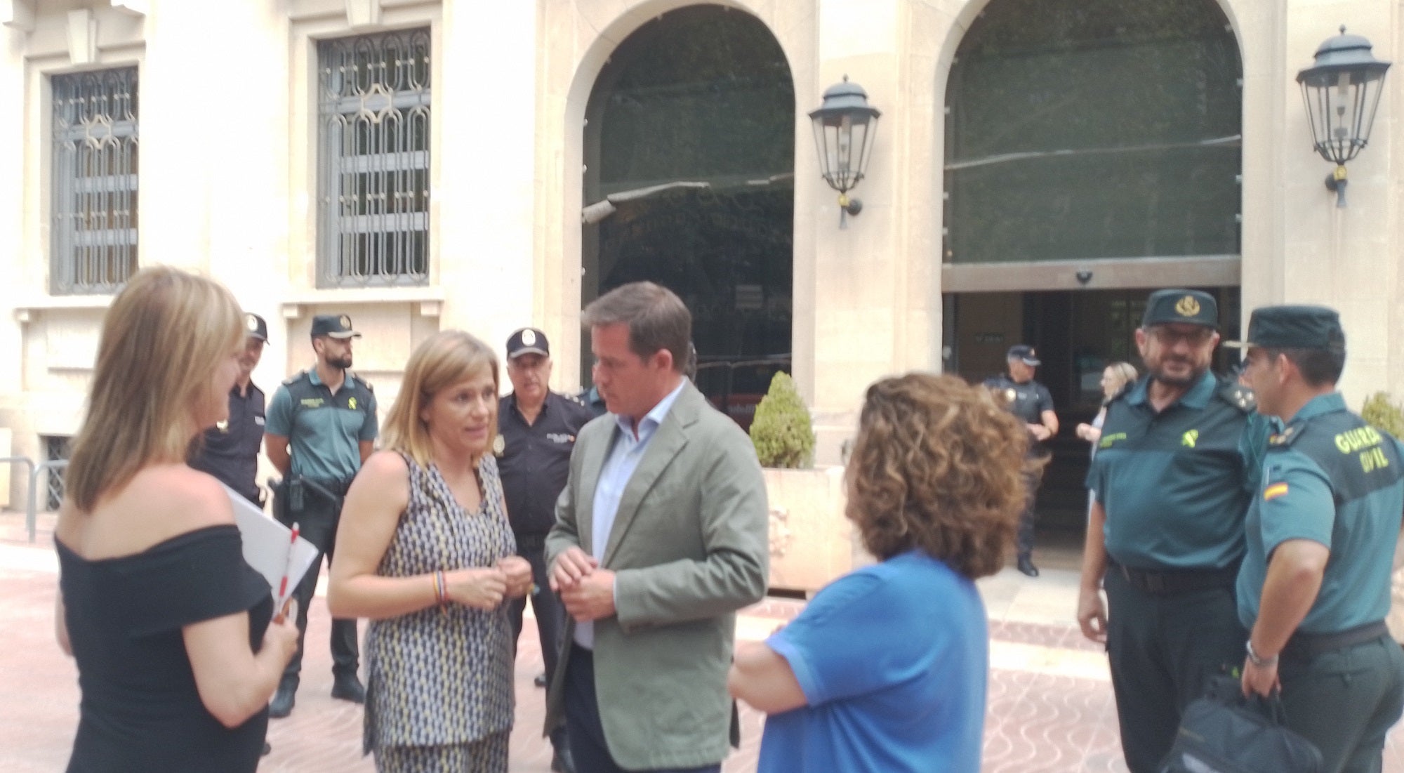 La delegada del Gobienro, con el alcalde, tras la reunión de la Junta de Seguridad.