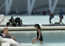 Turistas intentando combatir el calor en Valencia.