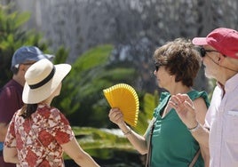 Un grupo de turistas, en el centro de Valencia.