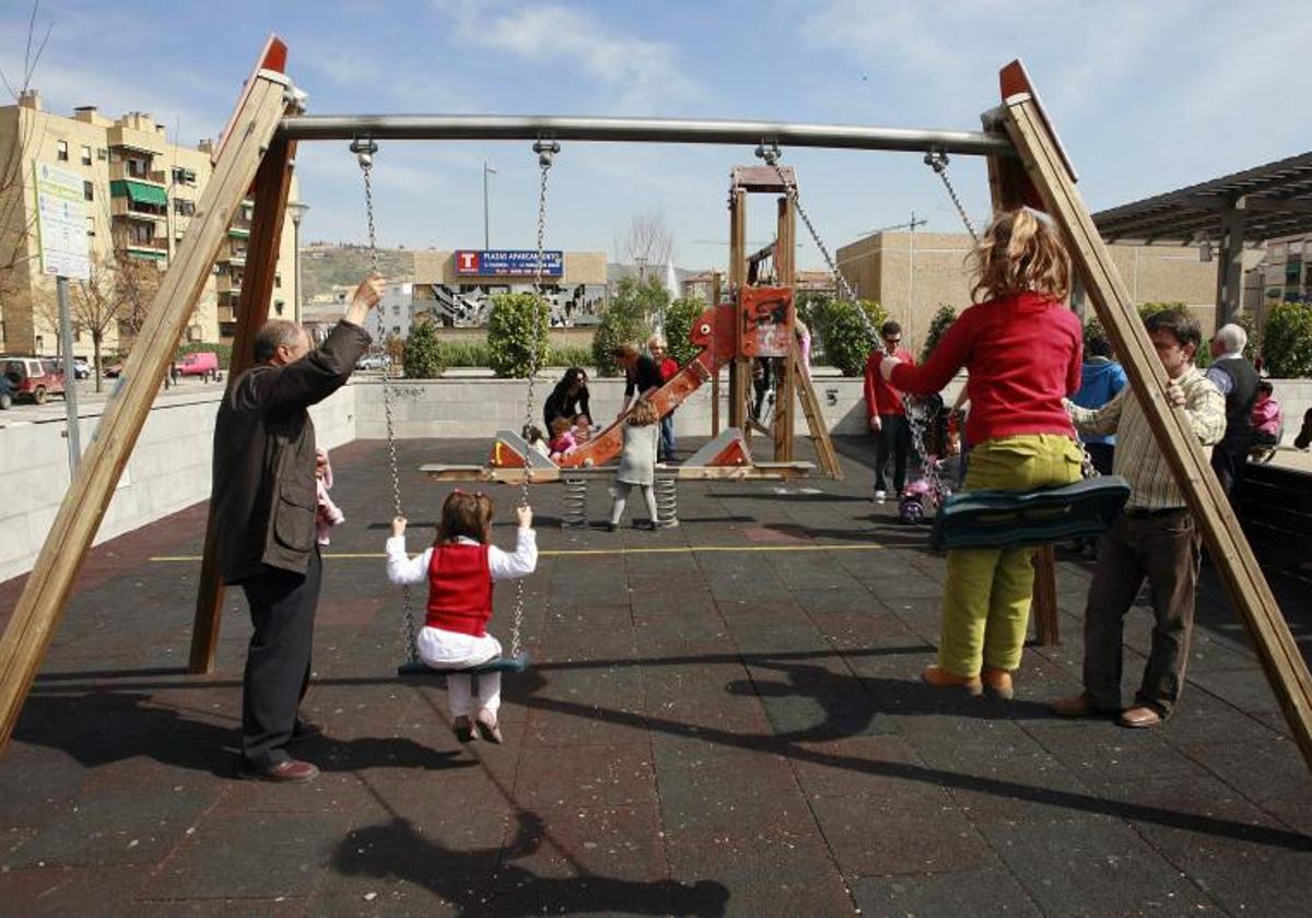 Unos niños juegan en un parque infantil, en una imagen de archivo.