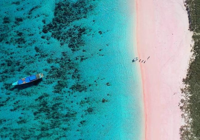 Imagen aérea de la arena roja de la playa Pink.