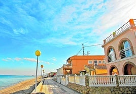 Paseo de la playa de Piles donde los adosados se encuentran en primera linea de mar.