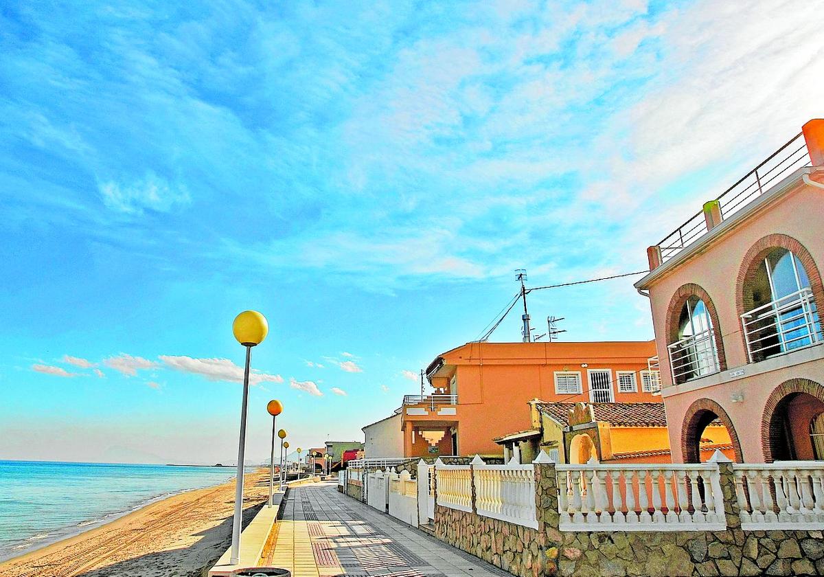 Paseo de la playa de Piles donde los adosados se encuentran en primera linea de mar.