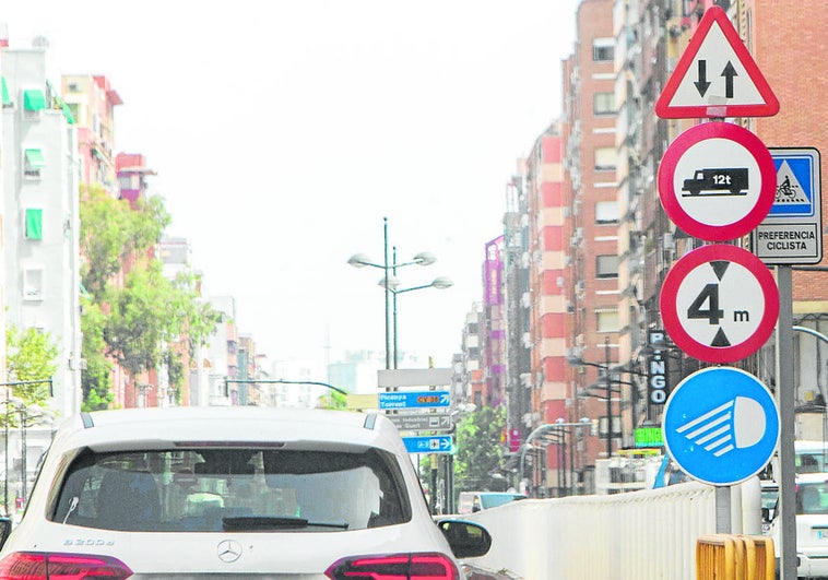 La señal, segunda empezando desde arriba, este lunes en la entrada al túnel.