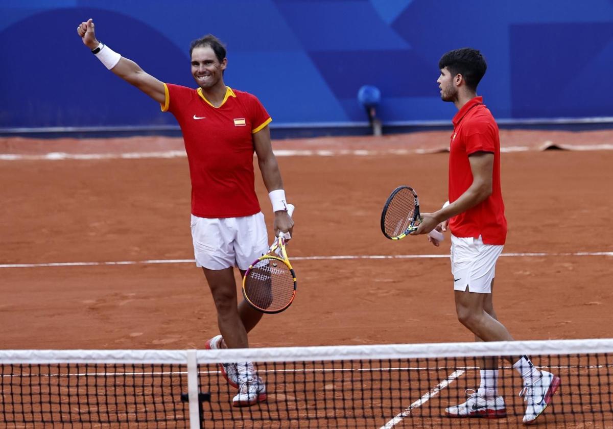 Nadal y Alcaraz celebran su victoria ante los holandeses.