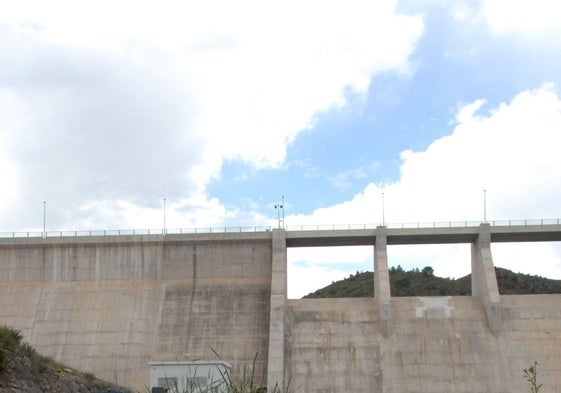 La Acequia Mayor a la altura del pantano del Algar.