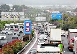 Tráfico denso en la A-7, conocida como el by-pass en el área metropolitana de Valencia.