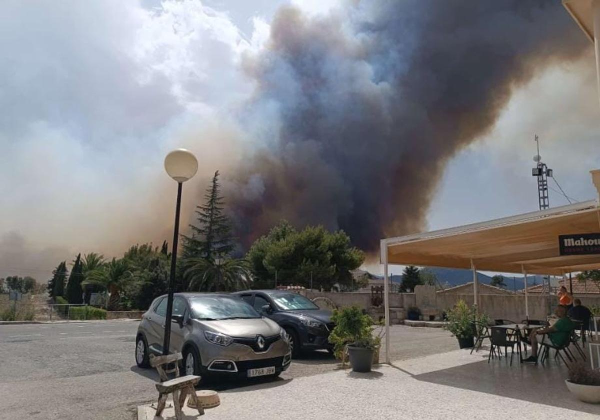 Dos incendios forestales cercan la provincia de Alicante