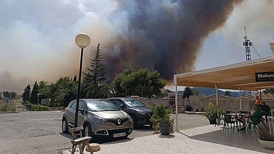Dos incendios forestales cercan la provincia de Alicante