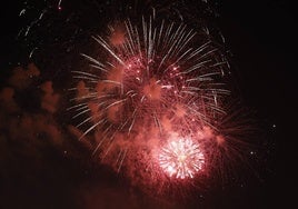 Castillo de fuegos artificiales en el Palau de les Arts.