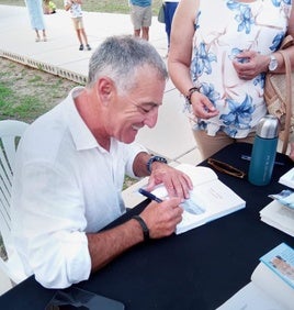 Josep Ciscar, durante la firma de su libro el verano pasado.