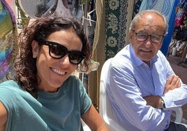 Vega Torró junto a su padre Fernando en su tienda de souvenirs en Dénia