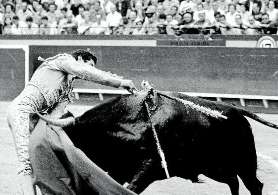 El maestro Paco Camino en la suerte de matar durante una corrida en Valencia.