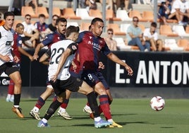 Alberto Marí, a la izquierda, lucha con Algobia por el balón.