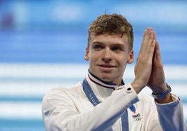 Léon Marchand posa tras conseguir su segundo oro.