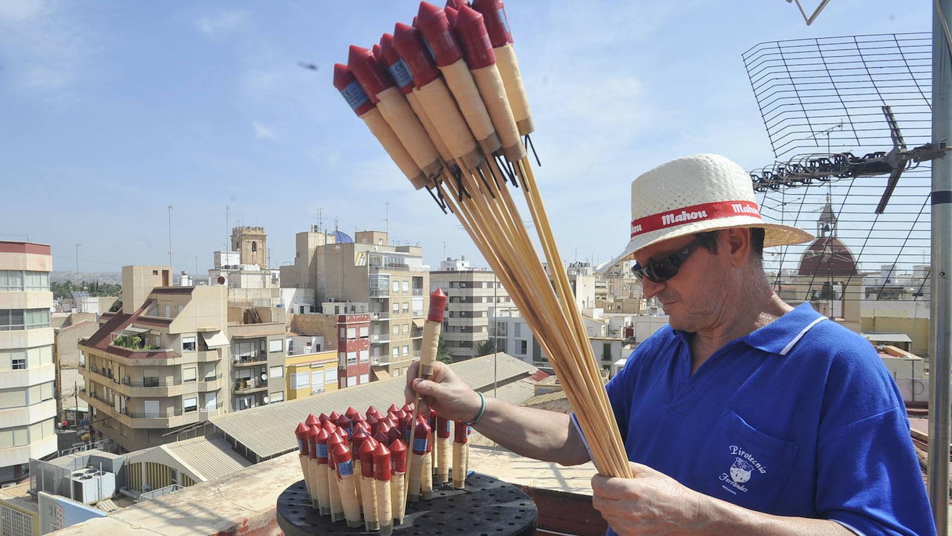 Elche lanzará 2,6 toneladas de pólvora, y 20.000 cohetes más que el año anterior, en la Nit de l’Albà 