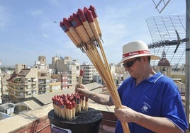 Imagen de archivo de un operario montando una de las palmeras que se lanzan la Nit de l'Albà.