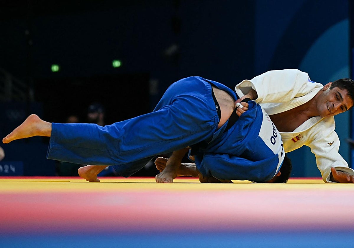 Tristani Mosakhlishvili marca la técnica ante Rafael Macedo que le ha abierto la puerta de semifinales.