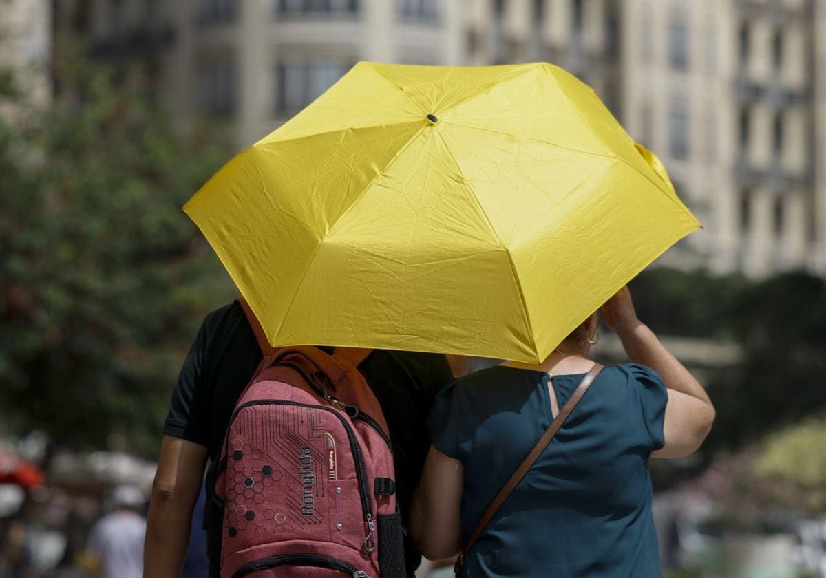 La ola de calor sigue abrasando la Comunitat: todas las localidades en alerta roja y naranja este jueves 