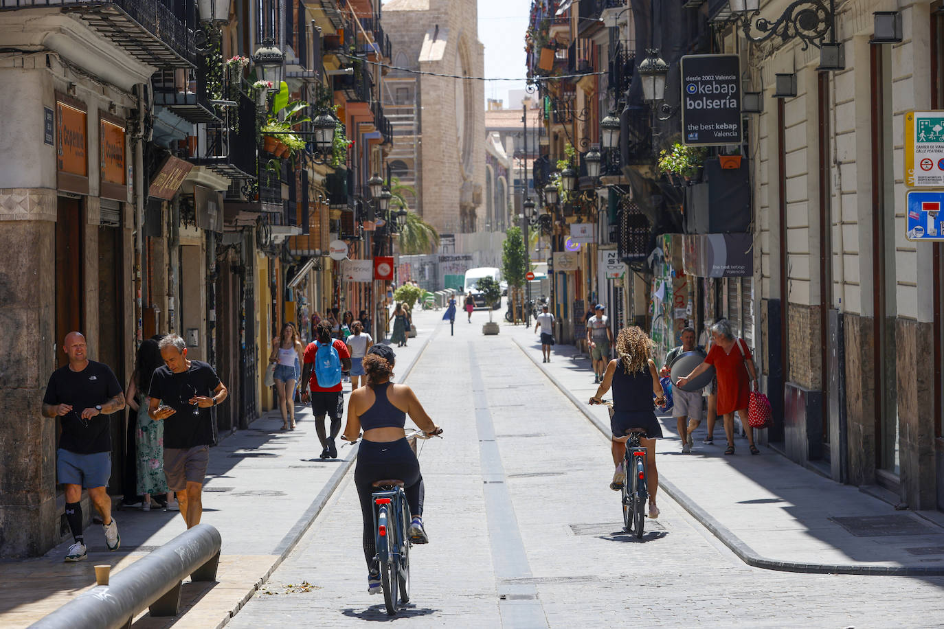 Ciutat Vella se llena de turistas en verano