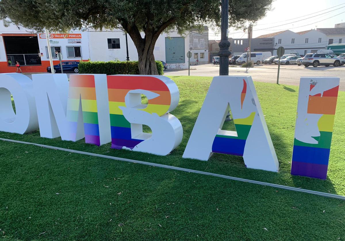 Bandera arrancada de las letras de Llombai.