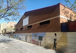 El Ayuntamiento de Valencia aísla del calor con pintura térmica el gimnasio y el lucernario del colegio Profesor Santiago Grisolía