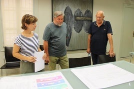 El alcalde, el vicealcalde y la edil de territorio, en la presentación del proyecto.