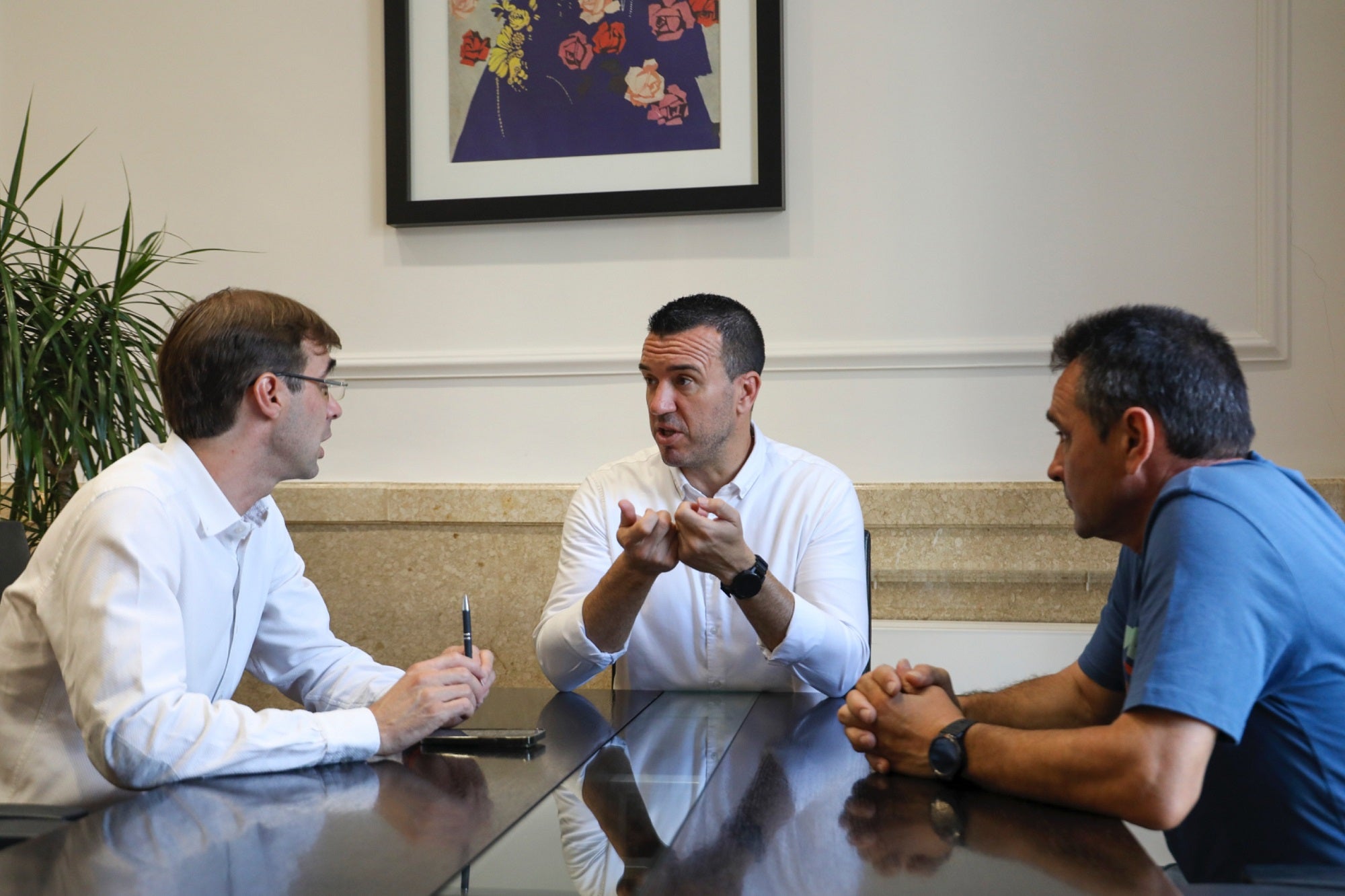 El presidente de la Diputación, en la reunión con el alcalde de la localidad.