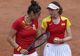 Sara Sorribes, a la izquierda, habla con Cristina Bucsa durante el partido de cuartos del torneo olímpico de dobles.