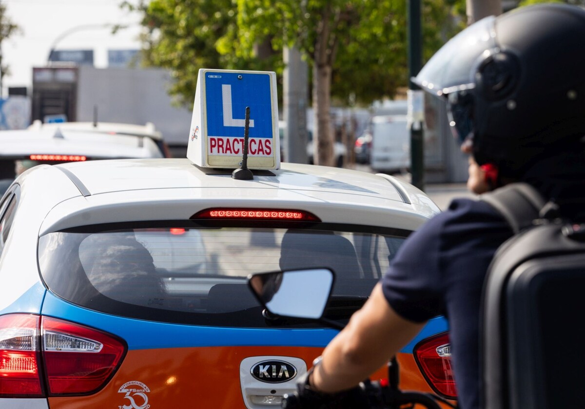 La falta de examinadores en Valencia lleva al caos las pruebas del carné de conducir 