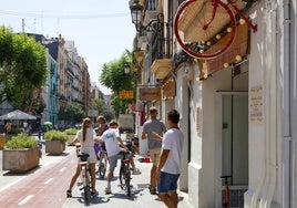 Uno de los negocios de alquiler de bicicletas de la calle Cuba.