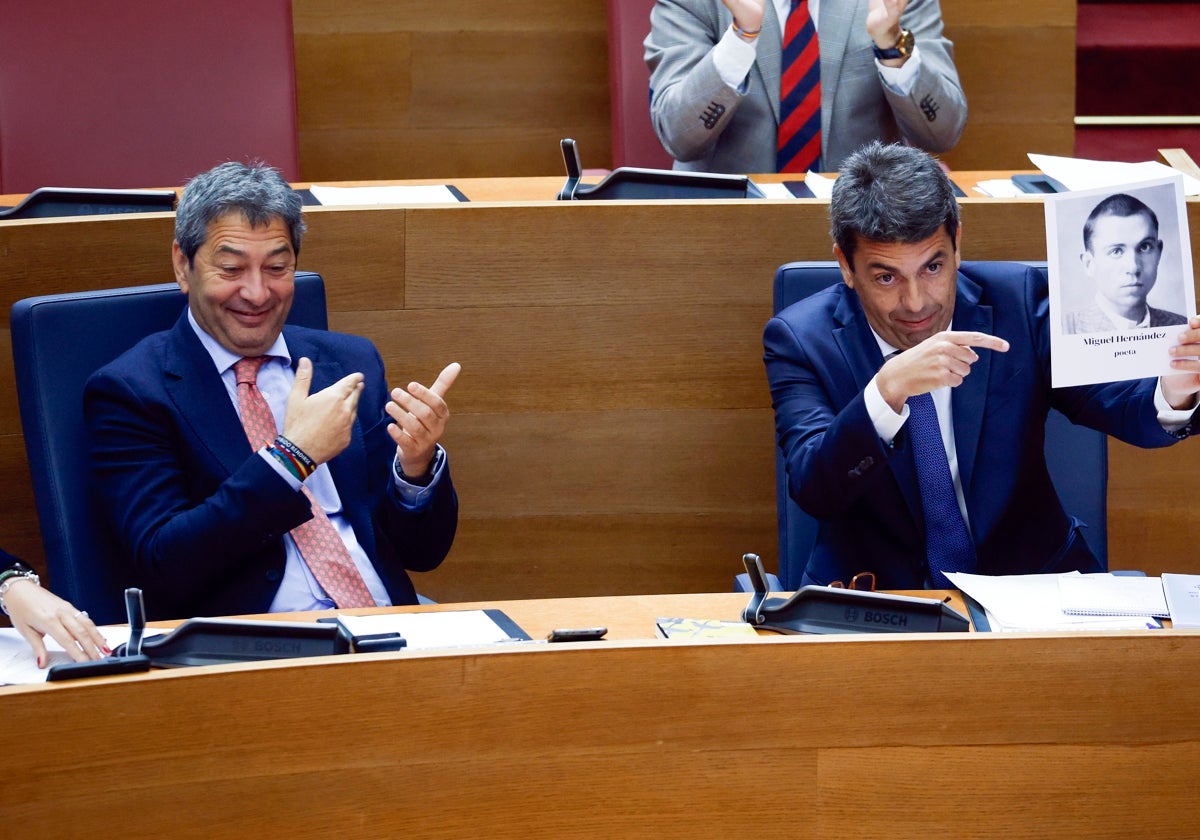 Barrera y Mazón, durante un pleno de Les Corts.