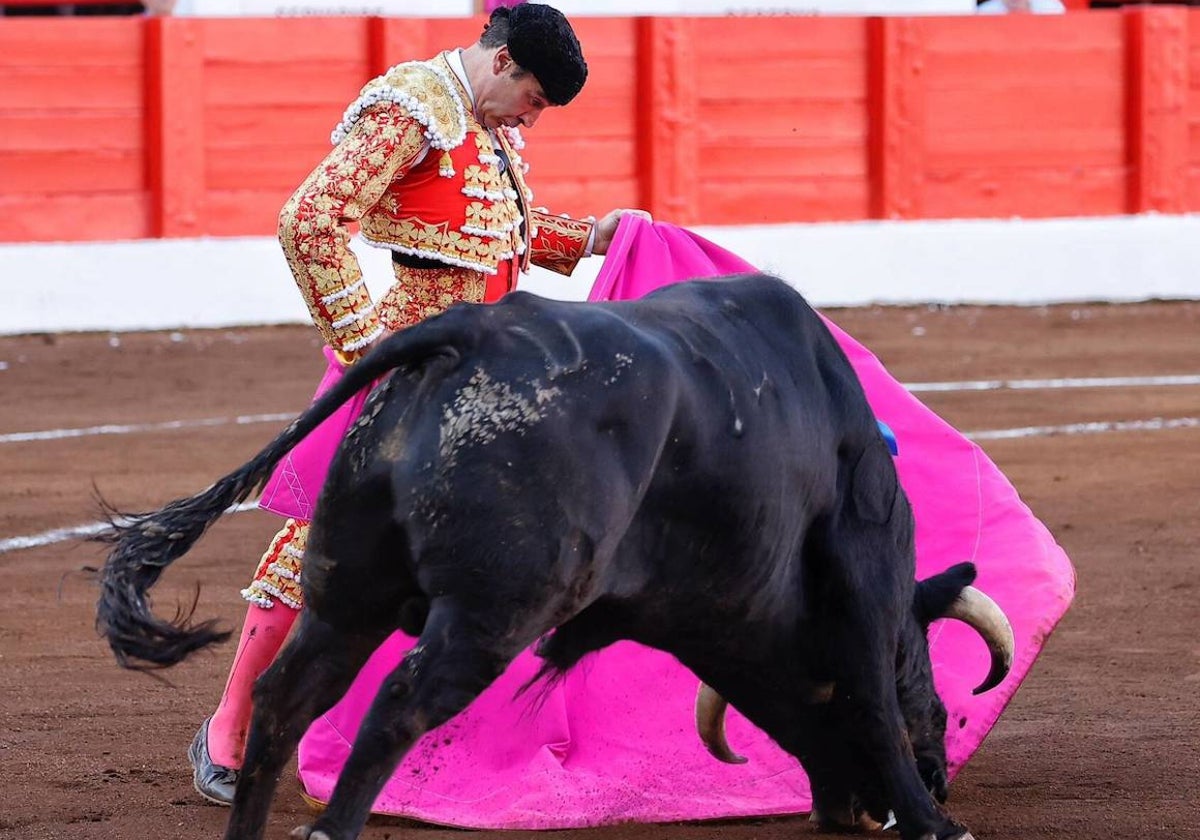 Enrique Ponce durante una corrida.