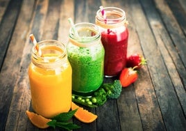 Tomar bebidas naturales frías es una forma saludable de refrescarte en verano.