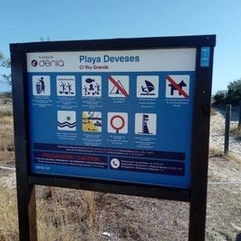 Cartel de la playa Deveses de Dénia donde se indica la prohibición de perros.