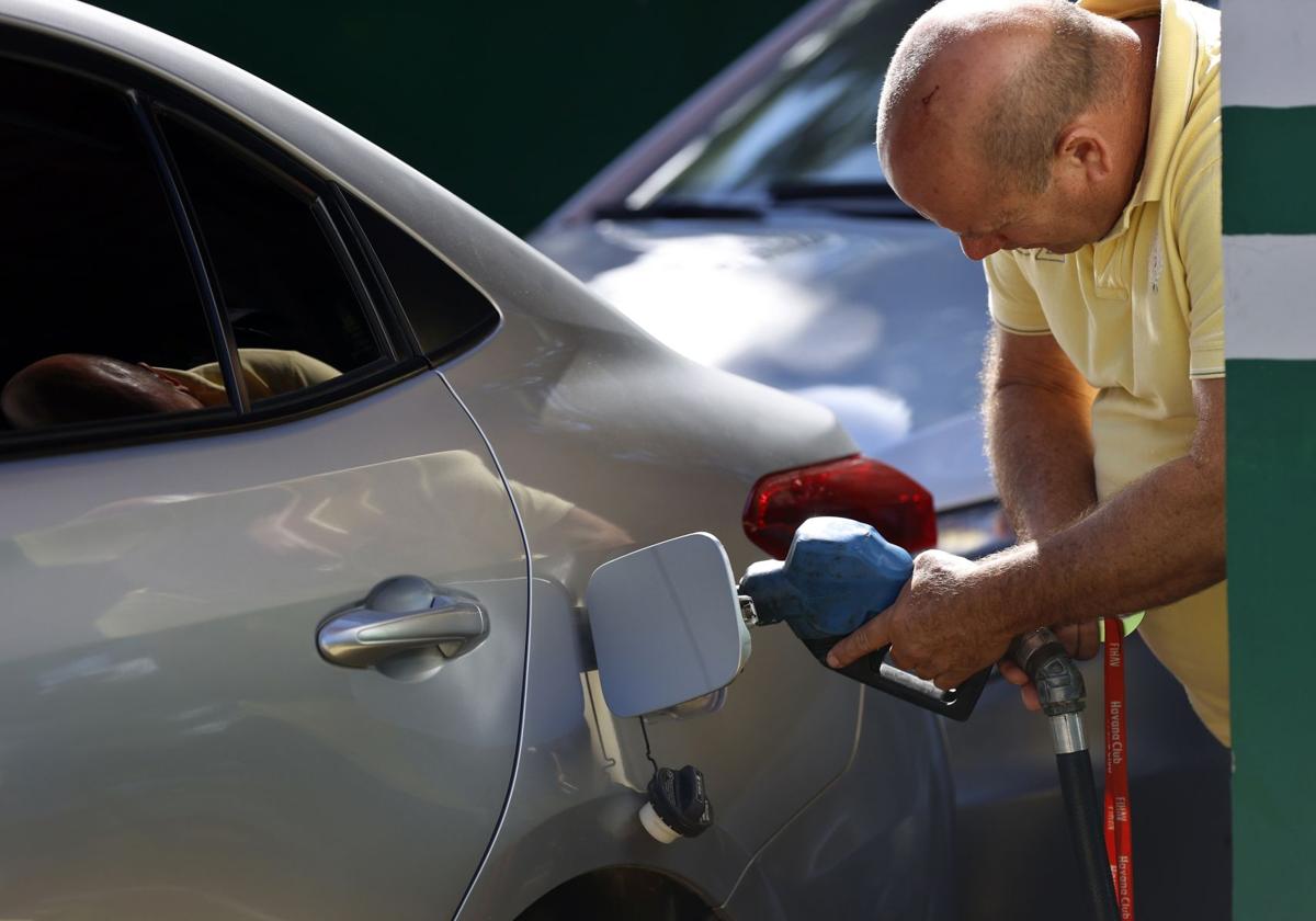 Un conductor reposta gasolina antes de emprender un viaje.