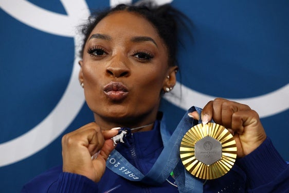 El collar de Simone Biles