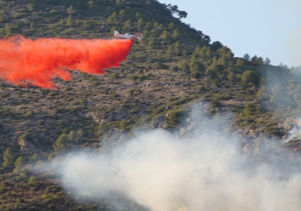 El incendio de Benicàssim sigue activo pero estabilizado y se reabre el puerto de Castellón