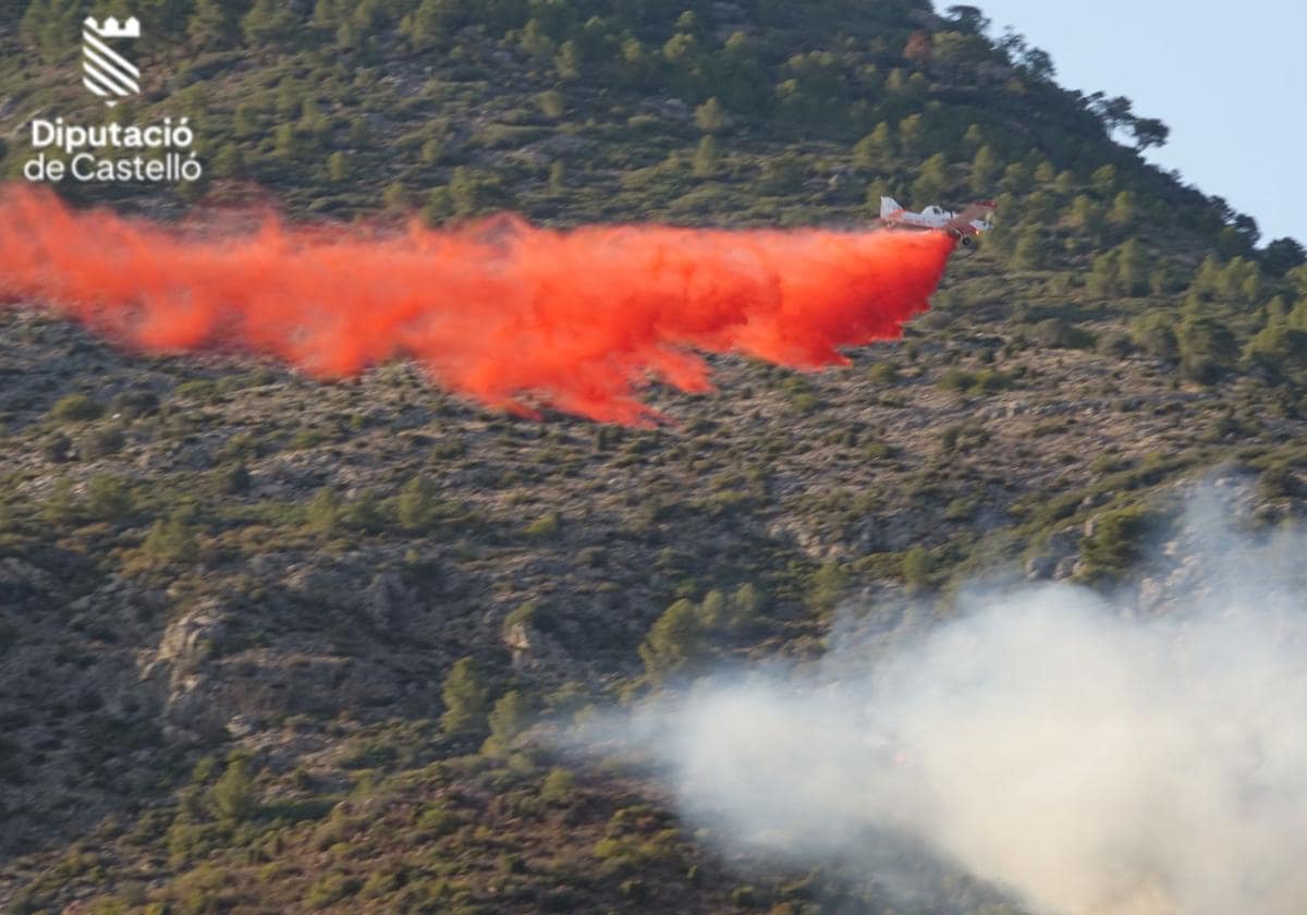 Incendio en Benicàssim: cierran el puerto de Castellón para que los aviones carguen agua 