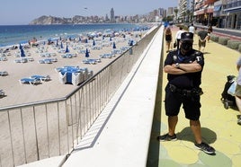 Un policía local, junto a la playa.