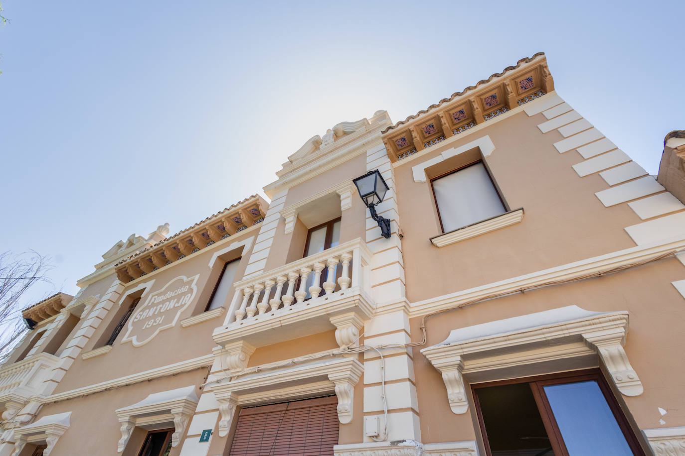 Adosada a la vivienda, la escuela y la casa de la maestra, que construyó el bisabuelo de Mayrén, Luis Santonja, y que ahora ella ha rehabilitado.