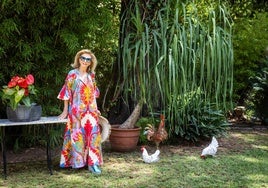 Mayrén Beneyto, con un kaftán de Etro, en el jardín de su casa en Beniarbeig.