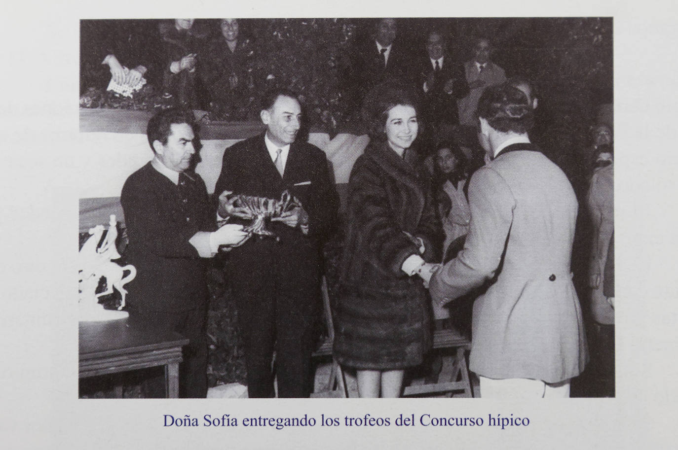 Doña Sofía entregando los trofeos del concurso hípico.