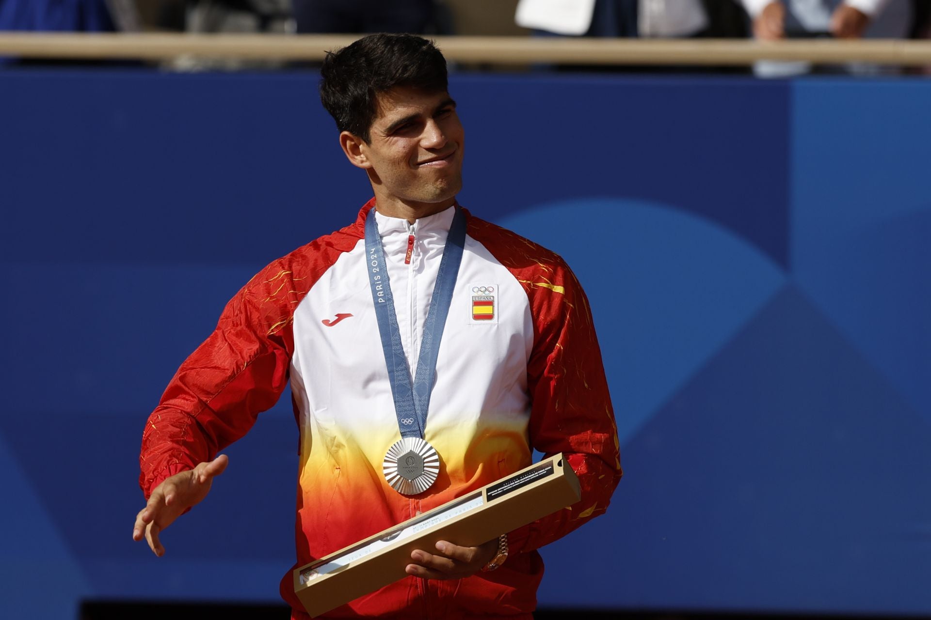 Carlos Alcaraz, con su medalla de plata.