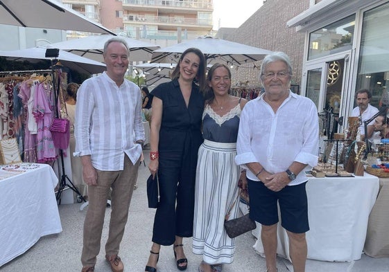 Alberto Fabra, Silvia Jato y Paula y Rafa Alcón, en el Cool Market de Benicàssim.