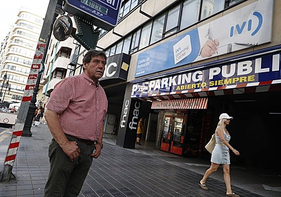 José Copete, 'Copetillo', contempla con ojos de nostalgia la fachada del patio donde estuvo Palets.