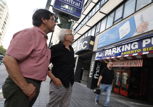 José Copete, 'Copetillo', y José Luis Benlloch ante la fachada de lo que fue Palets.